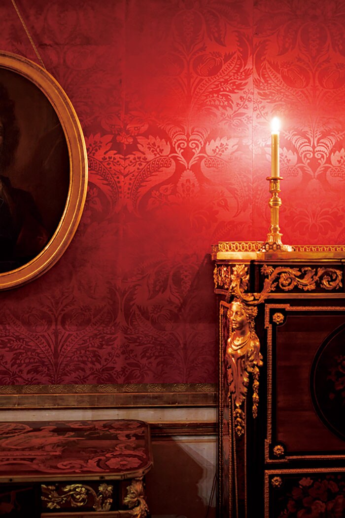 18世紀当時のままのダマスク織の壁布が残っているコーナーも。