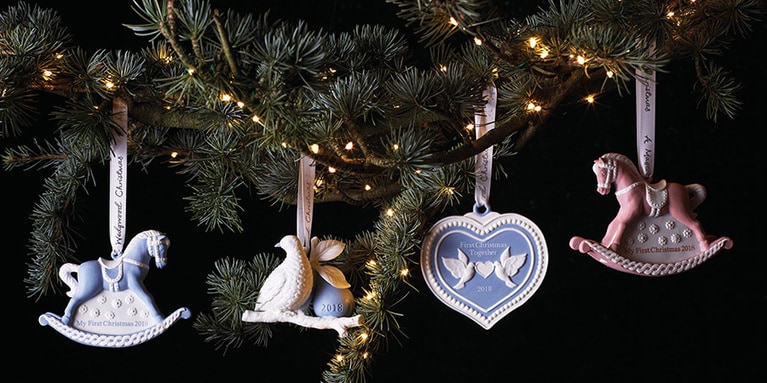 ウェッジウッドの代表的なレリーフ(浮彫り)模様のスタイルを、ポーセリンで表現した人気のホリデイオーナメント。ツリーに飾るだけでなく、オブジェとしても楽しめる。定番のロッキングホースやボール型に加えて、今年はクリスマスツリーなどの新シェイプも登場。