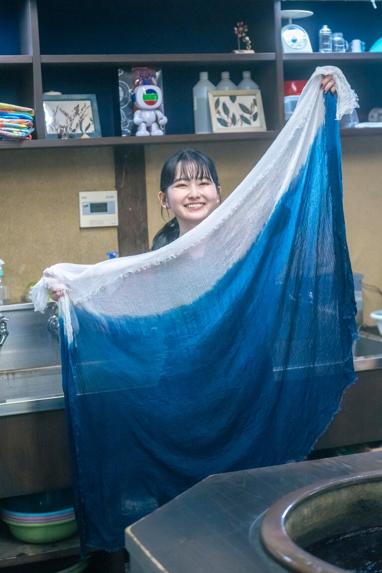 見事、グラデーションに染まっていたスカーフ。山田さんもひと安心。