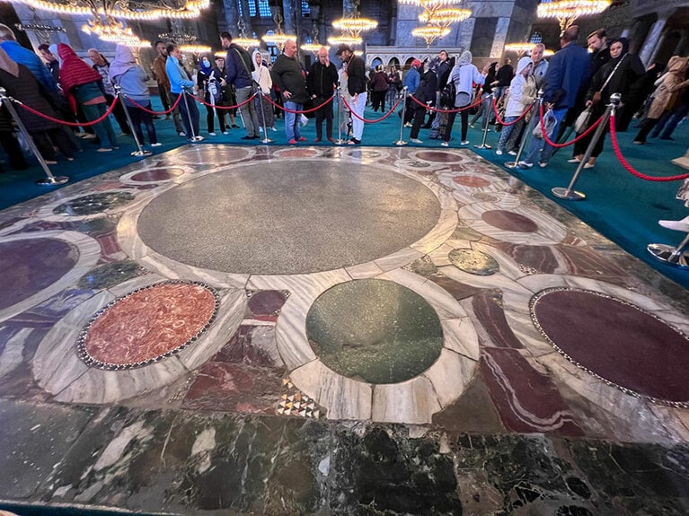 ビザンティン帝国時代に皇帝の戴冠式が行われていたといわれている大理石のオンファリオン。オスマン帝国時代にはじゅうたんで覆われていた。