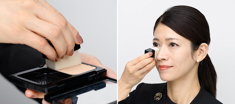 ブラシをスライドさせ、ファンデーションを取る。頬のたるみ毛穴は逆らうように塗る。