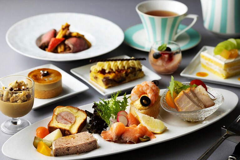 「ロビーラウンジ」の1日10食限定「Twilight High Tea」のイメージ。提供期間は、2022年11月11日(金)～2023年1月31日(火)まで(2022年12月21日[水]～25日[日]を除く)。