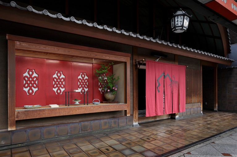 老舗和菓子舗〈鍵善良房〉。