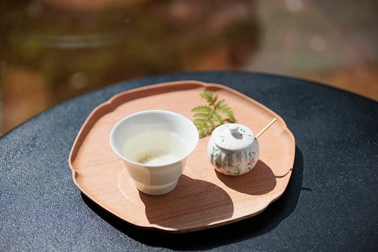 宿へ向かう船を待つ間に、爽やかな香煎で一服(飲み物の種類は季節で変わります)。