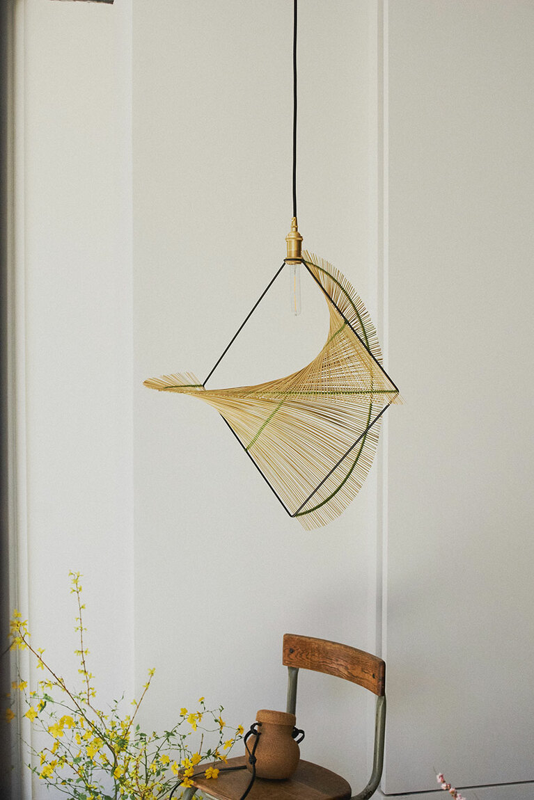 輪傘草を組み上げたランプシェード。