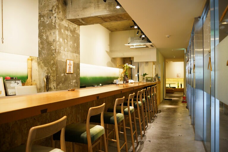 ゆったりしたカウンターとテーブル、計26席。