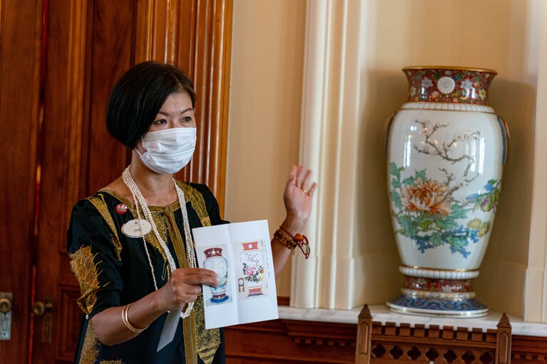 温知図録に出ている図柄を示しながら、有田焼の説明をするドーセントのChika Rischさん。