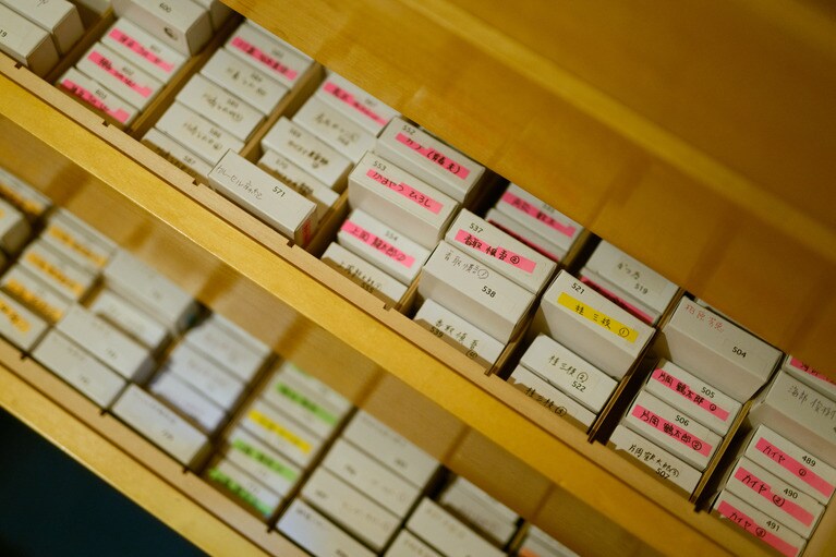 50音順に人物ごとに保管されている消しゴムはんこ本体。妹・真里さんとナンシーさんの友人たちで７年の歳月をかけて整理。消しゴムの劣化を防ぐため１つ１つを緩衝材でくるみ箱に入れてある。