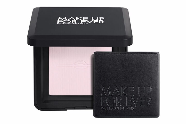 黄ぐすみを補正してくれるラベンダー。HDスキン プレストパウダー 0.2　5,720円（モデル使用色）／メイクアップフォーエバー