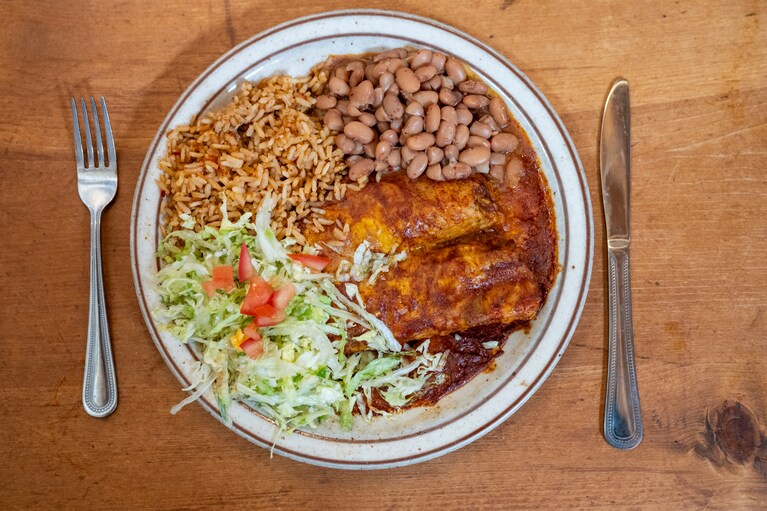 伝統料理「タマレプレート」16ドル。 チリで煮込んだ具材をトウモロコシの生地で包んで蒸し上げる定番料理。