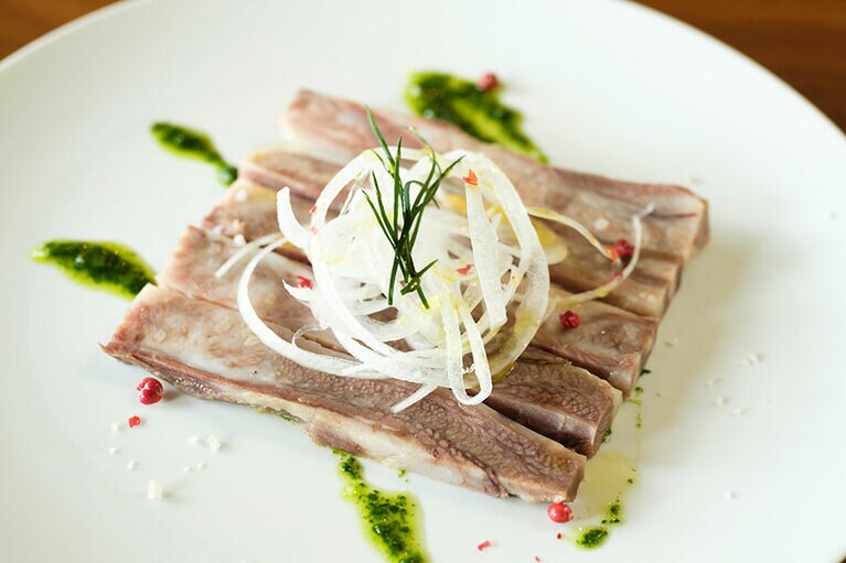タンのような食感のあご肉のサラダ 2,200円。