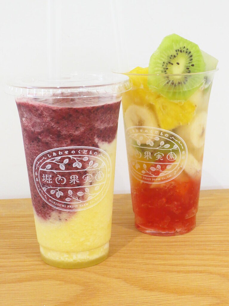 左「スムージー・パイナップル＆ブルーベリー」600円、右「のむくだものポンチ」800円。