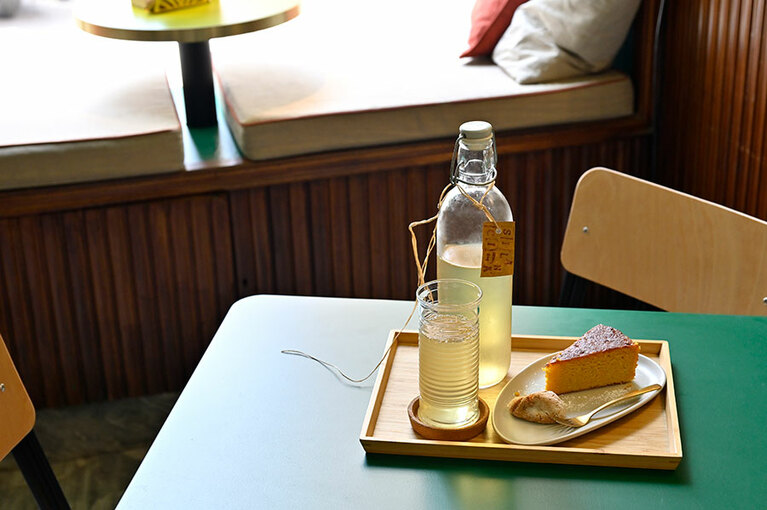 カフェのメニューは、地産地消。“シチリアハーブのブレンドティー” 3.5ユーロ、“人参ケーキ” 4.3ユーロ。