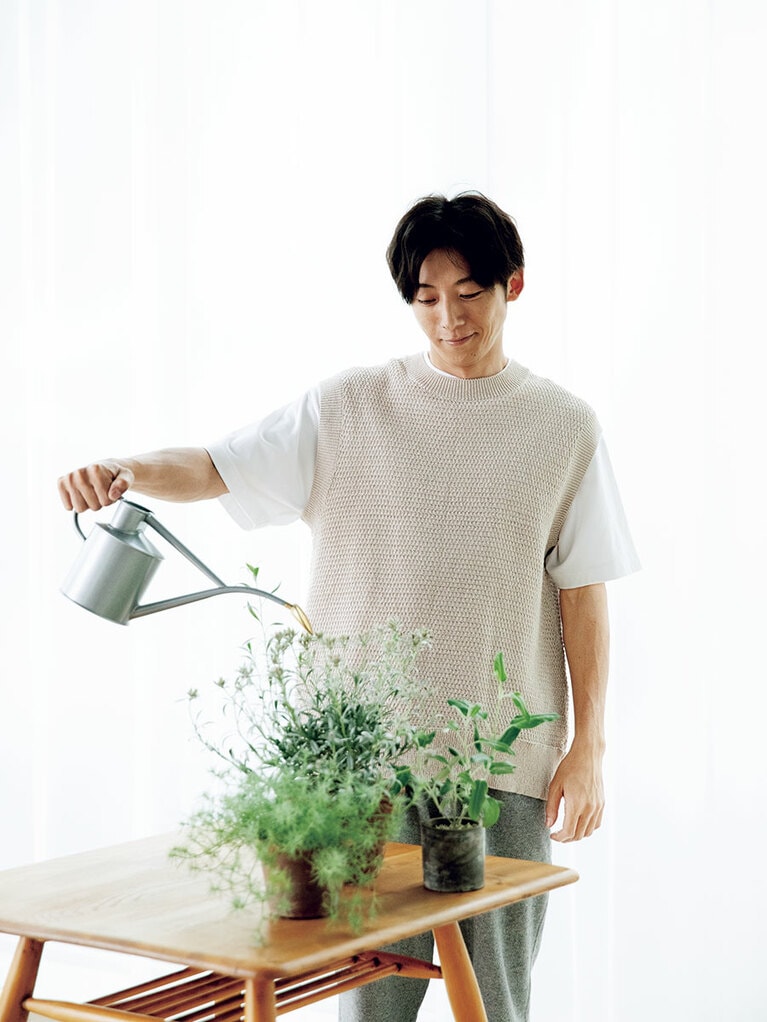 Tシャツ 13,200円／アンフィル ベスト 33,000円／08サーカス(08book) パンツ 50,600円／visvim ジョウロ 11,000円(レイバー・アンド・ウエイト・トウキョウ)