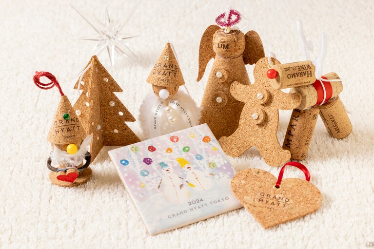 販売されるオーナメントとイヤータイル。