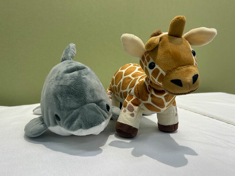「ひっくり返すぬいぐるみ　キリン～イルカ」。3,300円。