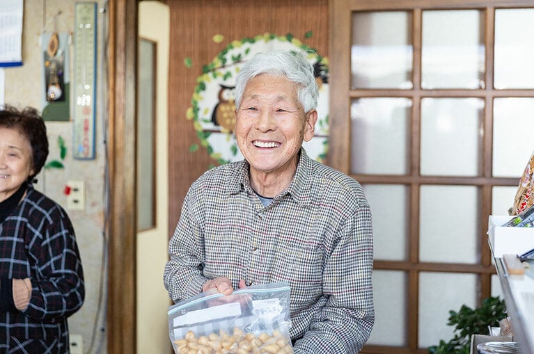 ご主人は、前出のせんべい店の藤原さんのご親戚なのだとか。©安彦幸枝