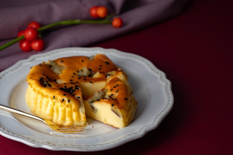 成城石井自家製 紅はるかの芋チーズケーキ 755円。