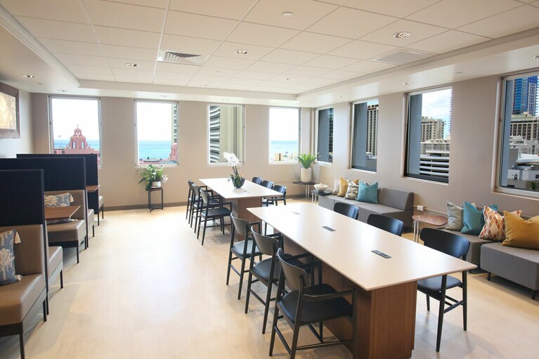 ラウンジの窓からは、ワイキキの海や「ロイヤル・ハワイアン・ホテル」などが見えます。写真提供：ファーストキャビン インターナショナル ハワイ。