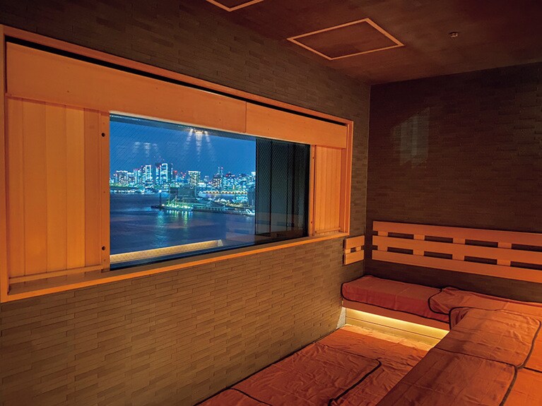 サウナから望む東京湾は一幅の絵のよう。