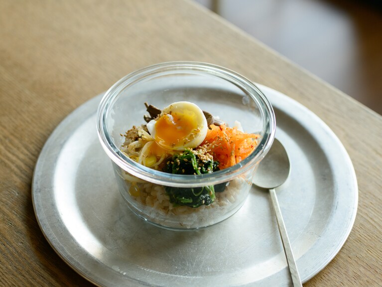 丈夫なガラス保存容器は、しっかり混ぜ和える料理を入れるのにもいい。下に敷いているのはアルミのプレート。具材の色合いがさらにきれいに映える。