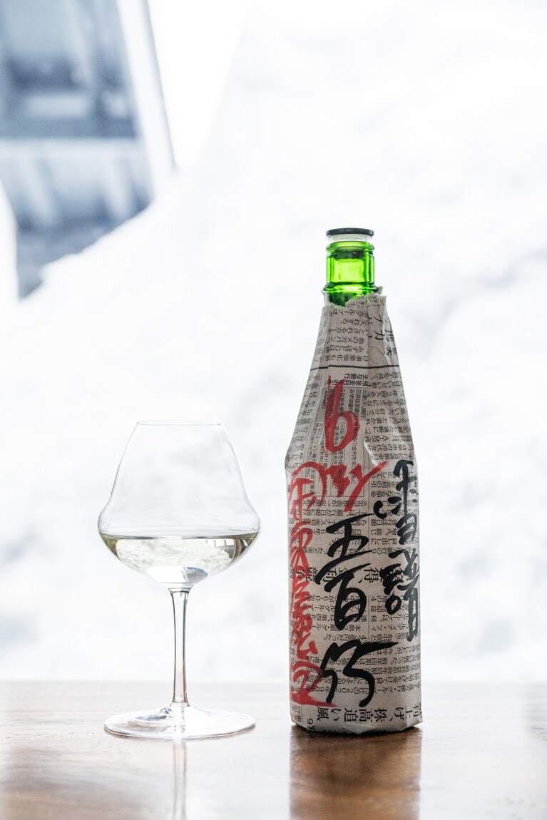 ペアリングは、地元、南魚沼市の青木酒造の純米無濾過「鶴齢 雪譜 特別純米 五百万石55」を香りが楽しめるブルゴーニュグラスにて。