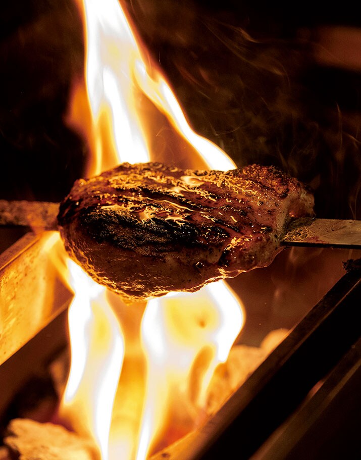 炭火で仕上げる“ラホーリ・チキン”。