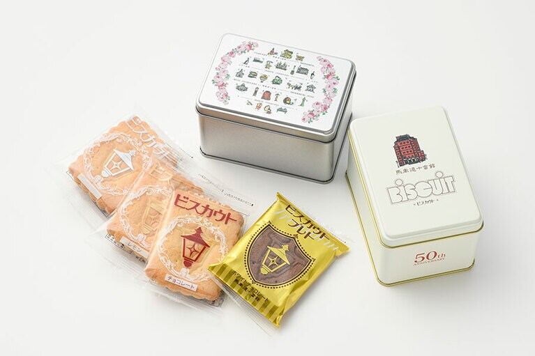 甘さ控えめで上品な味わいのクリームを厚みのあるサクサクのビスケットでサンドしたビスカウトは、お土産にも最適。文明開化の象徴でもあるガス灯の模様がビスケット地にあしらわれた横浜らしい一品です。ビスカウトデザイン缶詰め合わせ4枚入り 1,000円～。