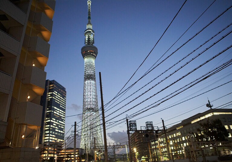 1日の中でもライトアップの色彩が変わる。