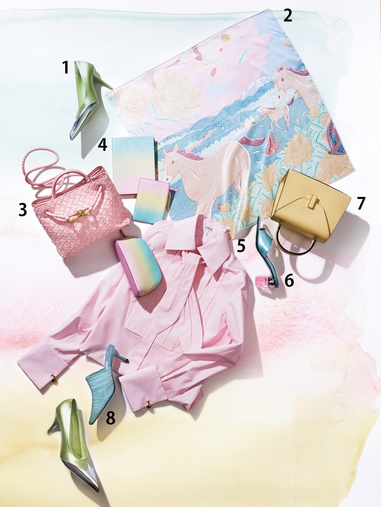 1：パンプス（参考色）187,000円（予定価格）／プラダ 
2：スカーフ 64,900円／エルメス 
3：バッグ 649,000円／ボッテガ・ヴェネタ 
4：ノート 51,000円、パスポートケース 49,000円、ポーチ 79,000円／すべてスマイソン
5：シャツ 223,300円／ロエベ 
6：サンダル 204,600円／ヴェルサーチェ 
7：バッグ 594,000円／ヴァレクストラ 
8：ミュール 138,600円／ジミー チュウ