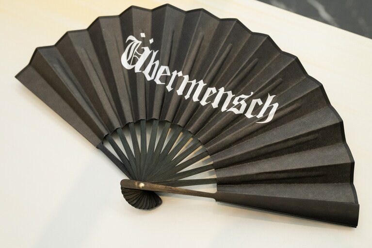 ブラックの扇子はこの夏重宝しそう。