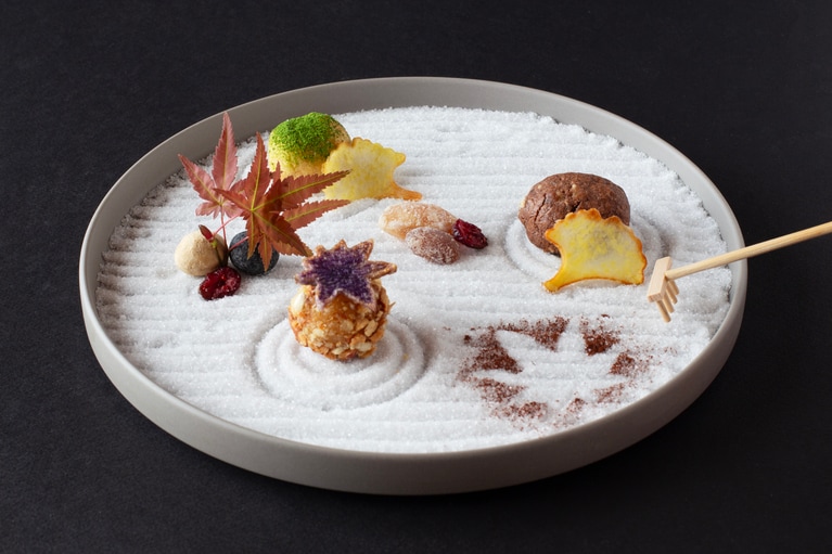 枯山水（庭づくり体験）のイメージ。「庭づくり体験」と「茶の湯体験」は、自分自身が体験して味わう。「出汁体験」と「職人の技体験」では、和食のキホンや職人の手さばきが間近で見られる。