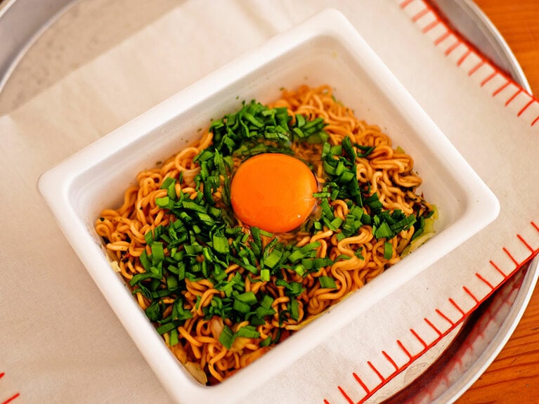 カップ焼きそばに生卵と刻みにらのっけ。