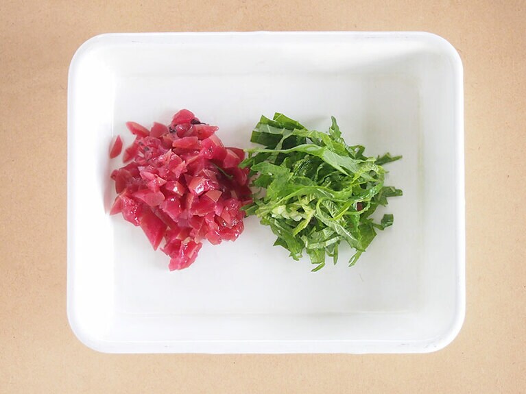 (1) 梅は種を取り除き、みじん切りにします。大葉は千切りにします。