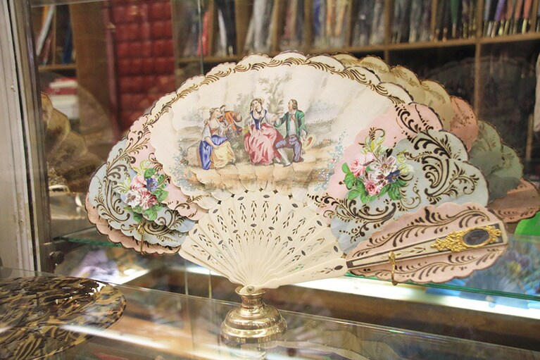 アンティークの扇子に描かれた絵は、美術館に飾られていてもおかしくないクオリティの高さだ。