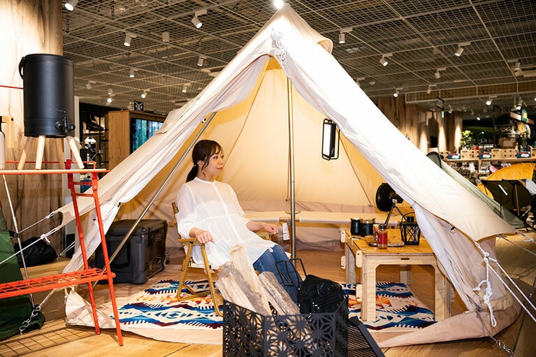 フロア中央のウッドデッキでは、最新ギアを用いたさまざまなキャンピングスタイルの展示があります。実際に展示を触ることが可能なので、リアルな使用感を試せます。