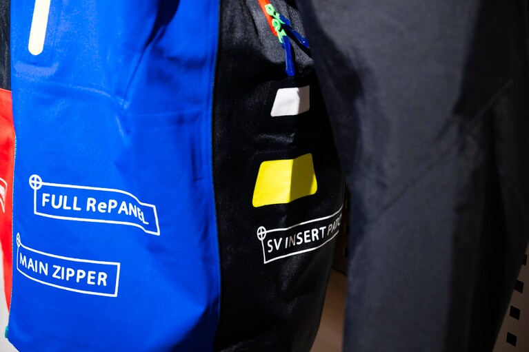 黄色と白で切り替わっているところがリペア箇所。わかりやすく色を変えているが、実際はできるだけ似た色で対応してくれる。