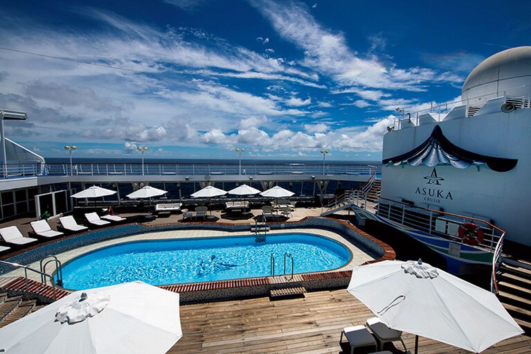 全長241mの船体の、甲板中ほどにはプールやジャグジーがあり、朝7時から夜7時まで自由に利用することができる。（営業時間は変更となる場合あり）。