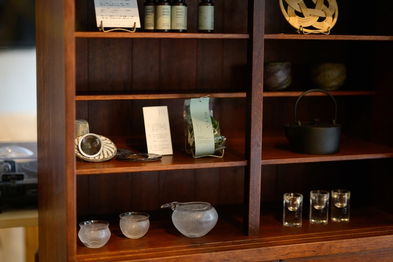 茶器やクロモジ茶が並ぶコーナー。オリジナルの茶こしは福田るいさん（小代瑞穂窯）によるもの。