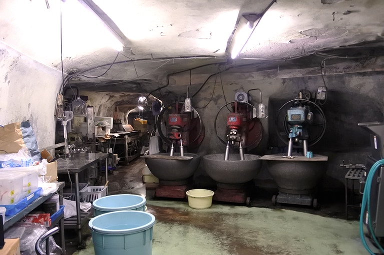 かつての防空壕を、少し掘り足して約20メートルの長さがある工場に。