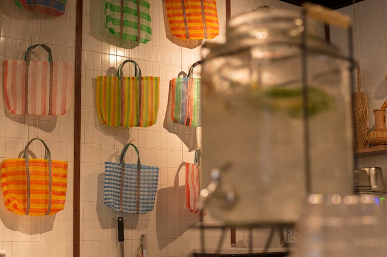 台湾バッグがディスプレイされている可愛い店内。