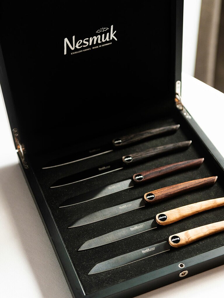 メインの肉料理に使うナイフは、選ぶことができる。柄の素材はオリーブやオークなど。