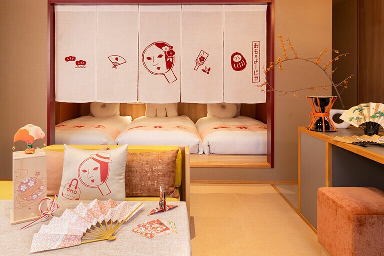 客室のメインである手染めの暖簾。梅や松、だるまなど縁起の良い柄をちりばめてある。