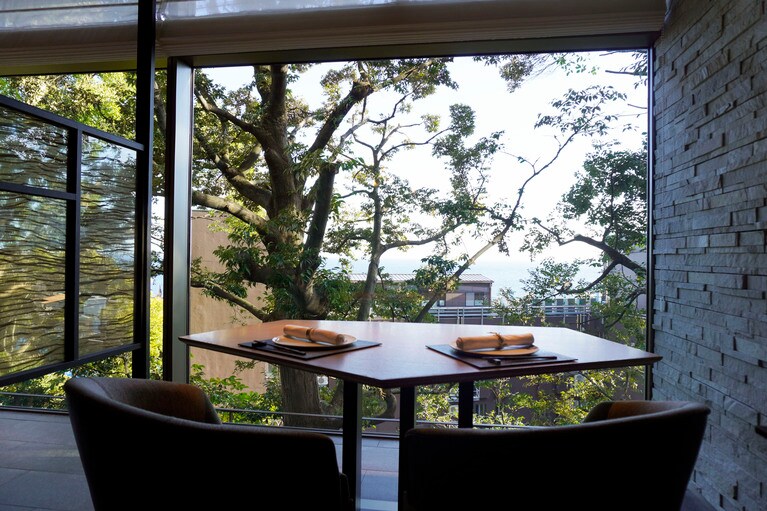 ゆったりとしたダイニング「六つ喜」の空間。