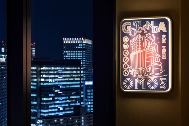 ネオン風の客室照明がかわいい。