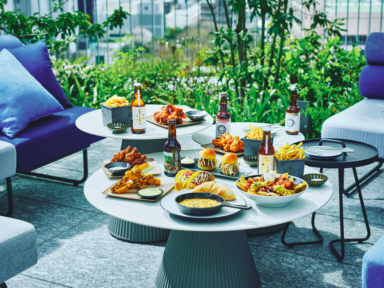 「DENKYU（デンキュウ）クラフトビアガーデン」のイメージ。ビール1,600円～、料理アラカルト1,100円～。セットメニューもあり。開催期間は、2025年10月31日（金）までの毎週金・土・日曜。