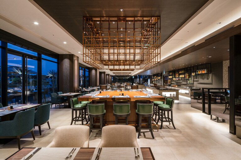 夕暮れどきの「ザ ガーデン ブラッスリー＆バー」。