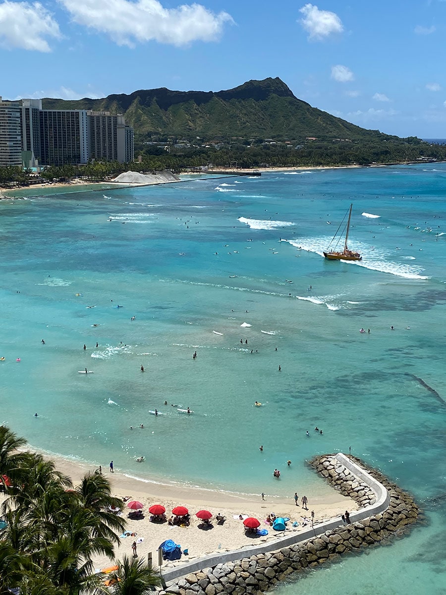 ６月、地元メディアではプリパンデミック(コロナ前)を上回る観光客がハワイを訪れたと発表された。