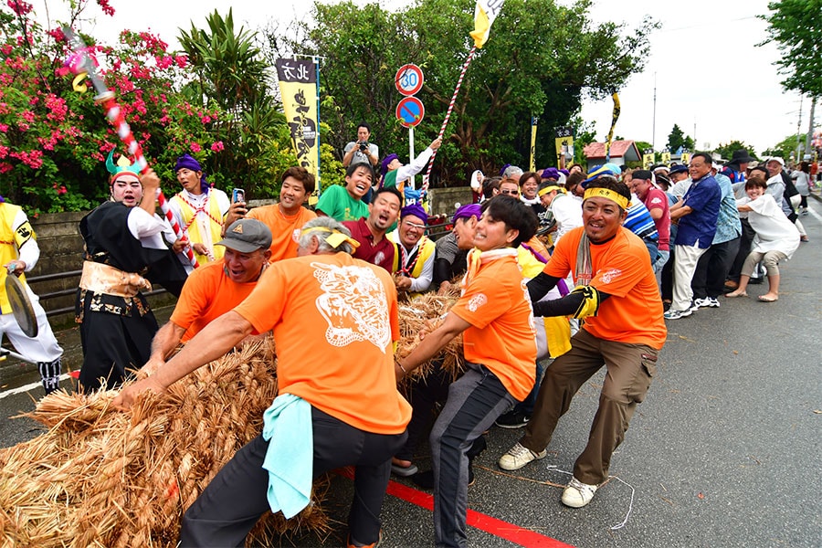 他の沖縄のエリアでは豊年祭は1～2年に1回が多いけれど、瀬底島は4年に一度。奉納の舞と綱引きが4年ごとに交互に行われます。©瀬底島公民館