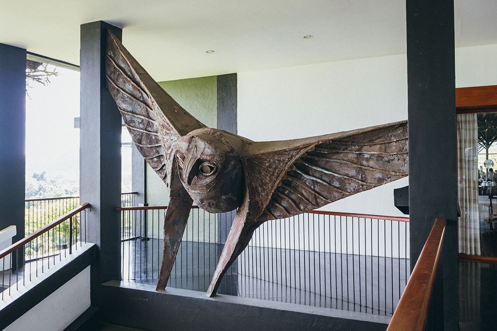 彫刻家ラキ・サナナヤキの巨大フクロウの彫刻。